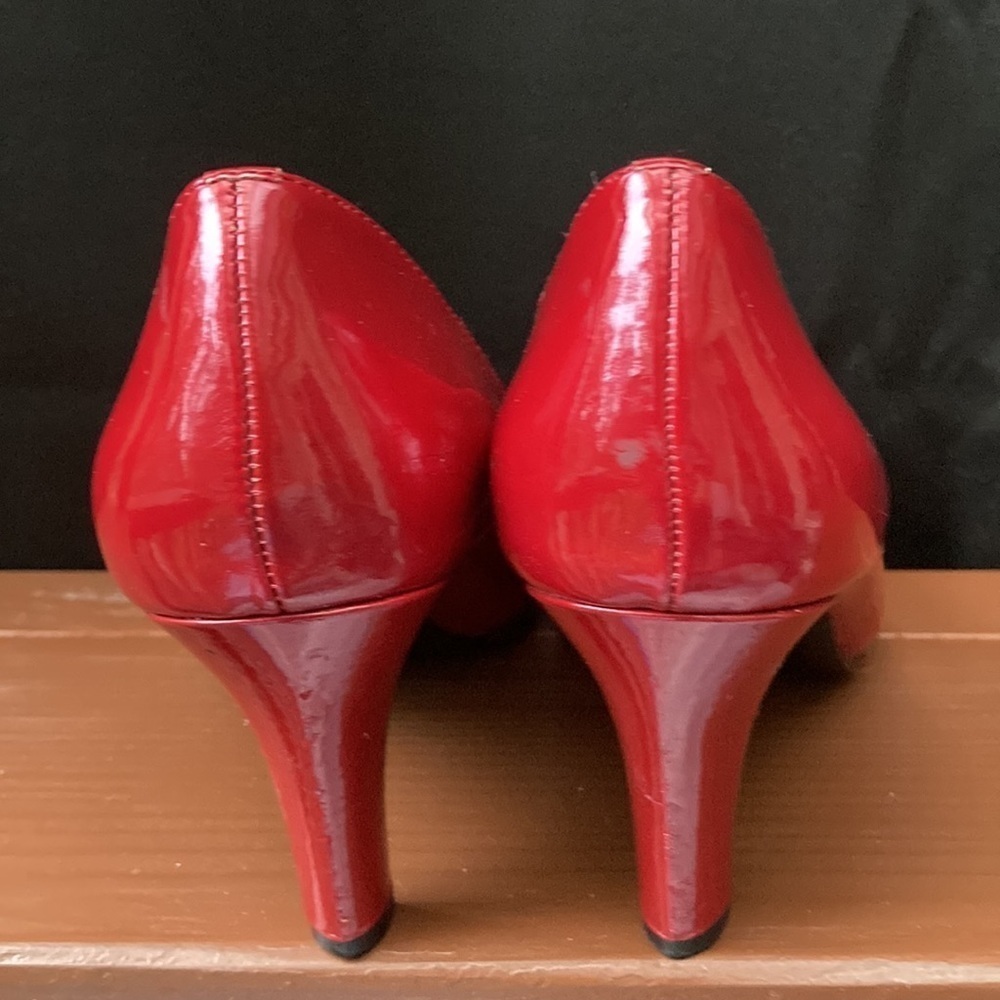 Liz Claiborne vegan leather red open toe with black bow on toes, Size 7.5 - Picture 6 of 7